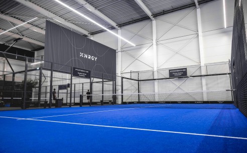 Padel Club XNRGY is blij met Porsche Centrum Amsterdam als baansponsor